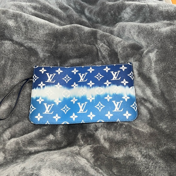 💙🤍🩵 AUTHENTIC LOUIS VUITTON BLUE & WHITE ESCALE WRISTLET- GORGEOUS🩵🤍💙 - Picture 3 of 13